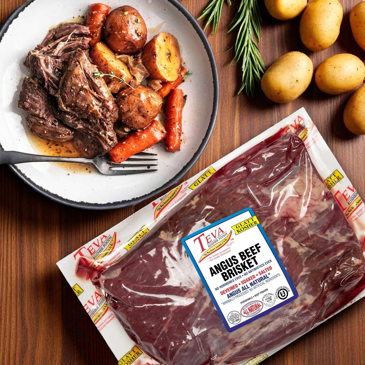 A plate with cooked Endless Market Teva Glatt Kosher Angus Beef Brisket, potatoes, and carrots sits beside a pack of raw Endless Market Teva Glatt Kosher Angus Beef Brisket – 3 Pack (2.78 lbs each) and raw potatoes on a wooden table.